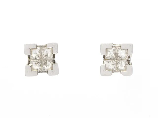 ÖRHÄNGEN, 18K vitguld, 8 prinsesslipade diamanter ca 0,35 ctv, ca W-Cr(H-J)/VS, vikt 1,8 g, stift.