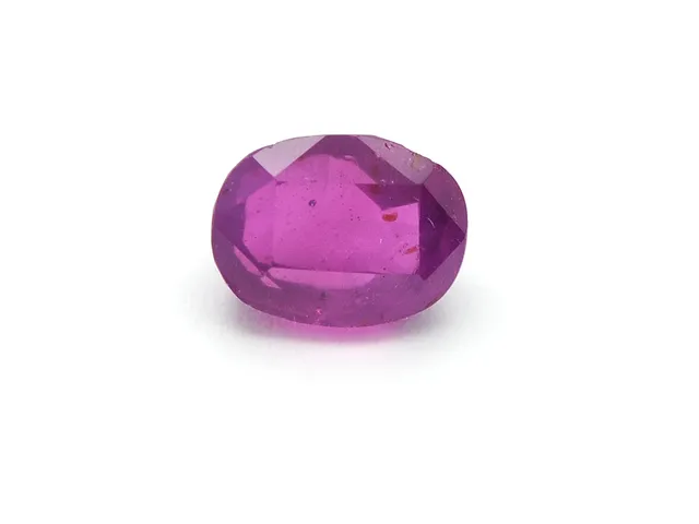 RUBIN, 1,71 ct, ovalslipad, små nagg på rondisten och håligheter på undersidan.