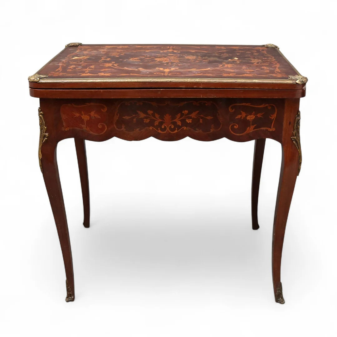 Napoleon III game table of Louis XV style in mahogany with fine wood marquetry, late 19th Century. — Tables — Balclis