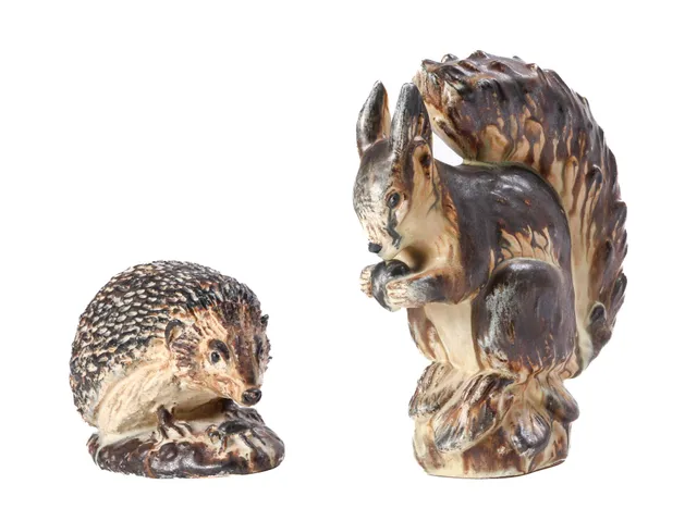 Arne Ingdam. Hedgehog and Squirrel, two figures of stoneware and ceramics (2)