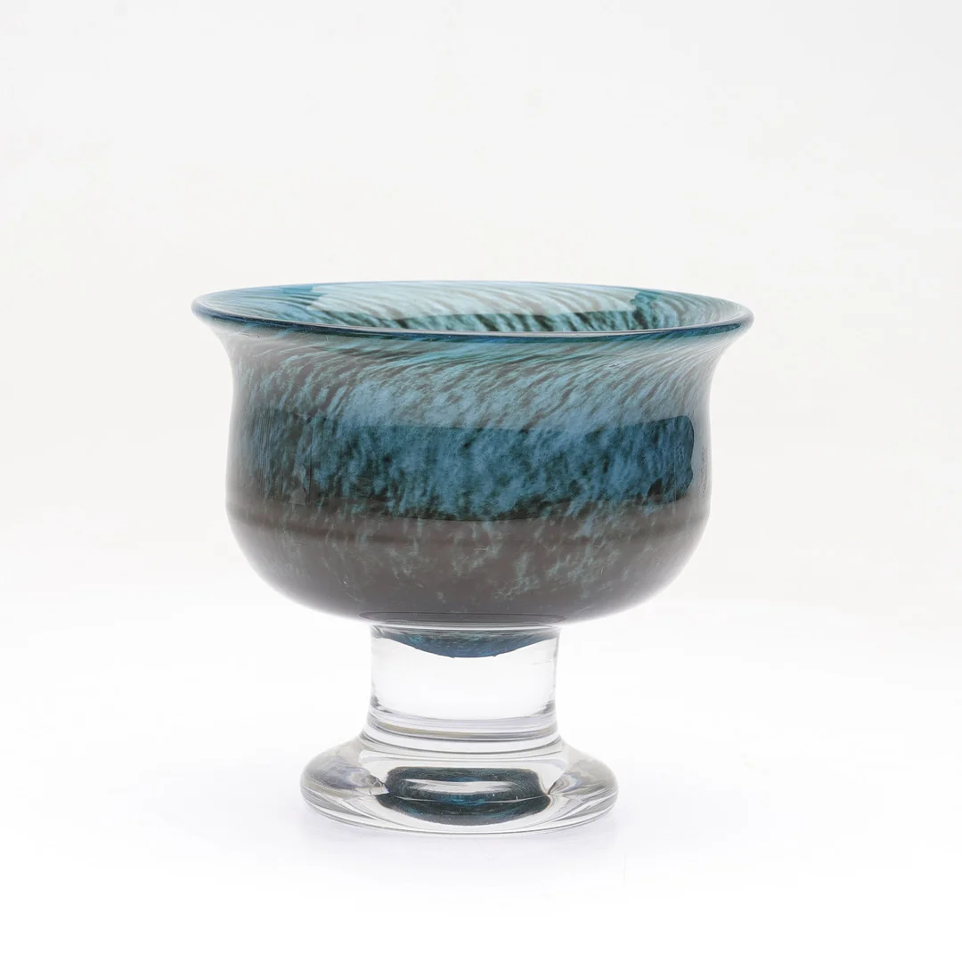 BERTIL VALLIEN. Skål på fot, ur serien Talatta, Boda Åfors, signerad, 1970-tal. — Art glass — Gomér & Andersson Norrköping