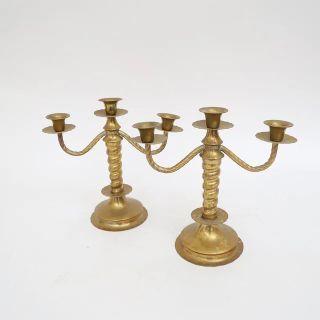 KANDELABRAR ETT PAR, 1900-talets första hälft, barockstil, spiralvriden stomme, för tre ljus vardera.