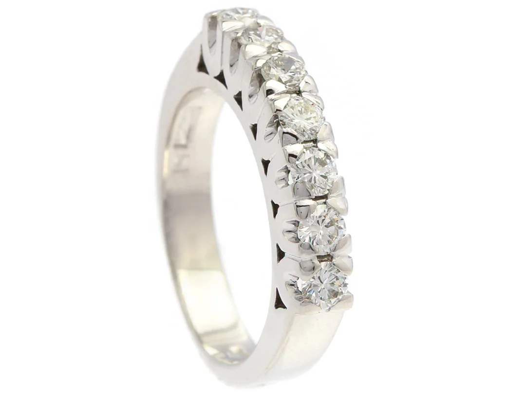 ALLIANSRING, 18K vitguld, 7 briljantslipade diamanter ca 0,70 ctv, ca TW/VS, Dahlgren & Co, Malmö 1977, stl 16,75 mm, vikt 6,3 g. — Smycken/Alliansring — Kaplans