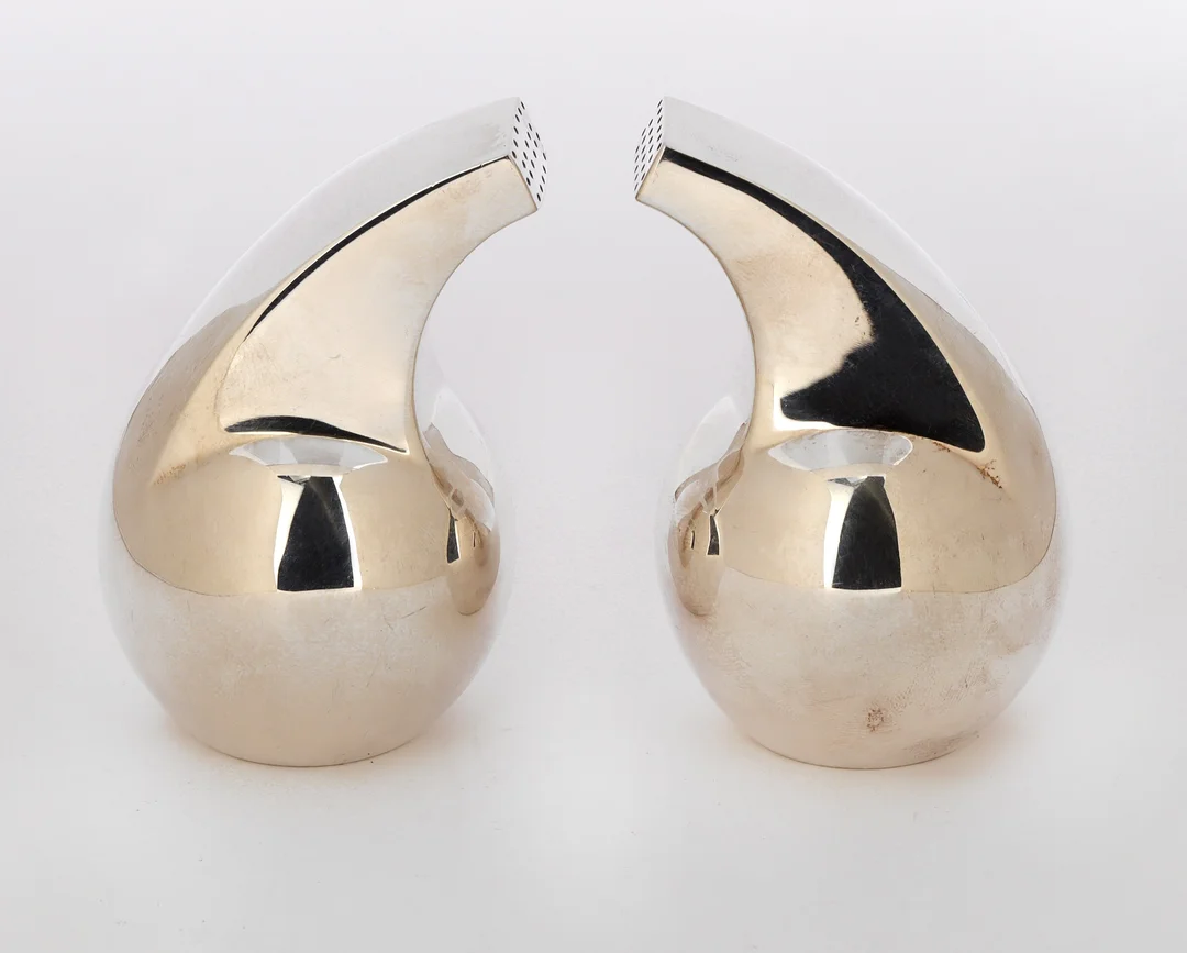 Søren Georg Jensen for Georg Jensen. A pair of sterling silver salt shakers, design 965 (2) — Silver, bronze, copper and pewter/Hollowware — Lauritz
