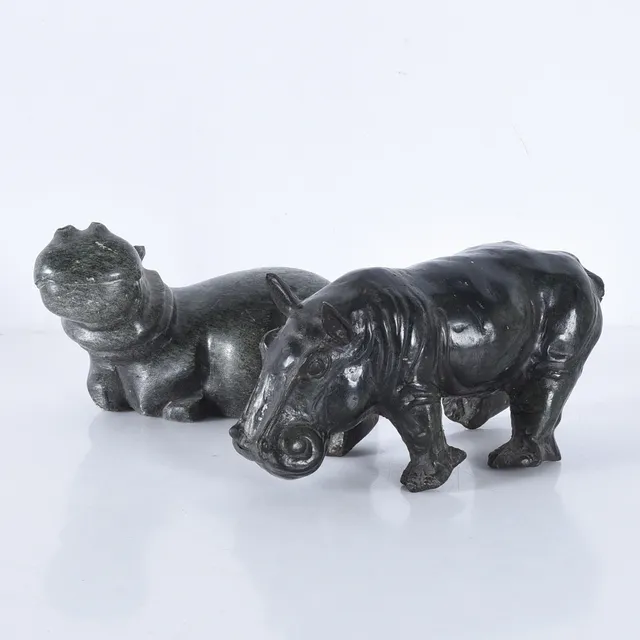 SKULPTURER, 2 stycken, flodhästar, marmor samt brons, 1900-tal.