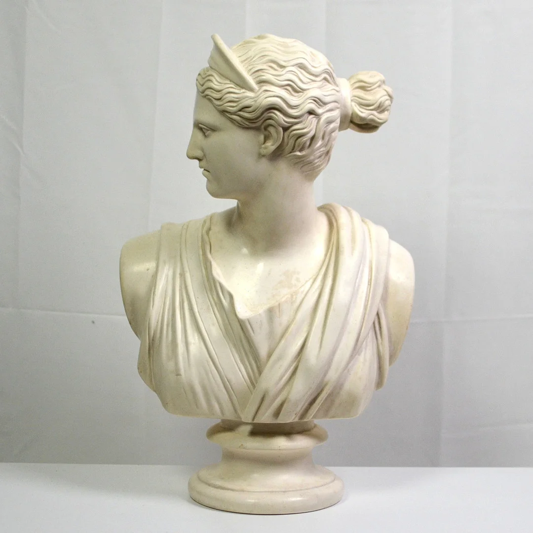 GÖTTIN DIANA, BÜSTE, GIPS, DEUTSCHLAND, "KH" RITZSIGNATUR, FRÜHES 20. JAHRHUNDERT. — Sculptures & Bronzes — Kunst- und Auktionshaus Kleinhenz