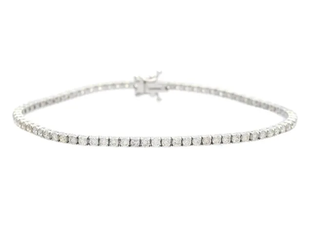 TENNISARMBAND, 18K vitguld, 74 briljantslipade diamanter ca 2,58 ctv, ca W-TCa(H-L)/SI-P, längd 17,5 mm, vikt 7,3 g, ett fåtal diamanter med mindre nagg, något undermålig ledning på ett ställe, en diamant snurrar i fattningen.
