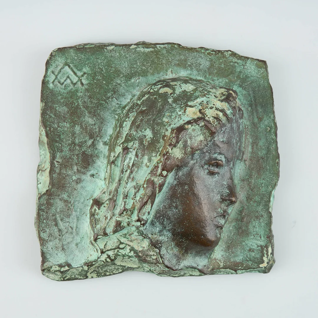 WÄINÖ AALTONEN. Flickhuvud, monogramsignerad, märkt MLMA I/X, bronsrelief. — Sculptures & Bronzes — Stockholms Auktionsverk Helsinki