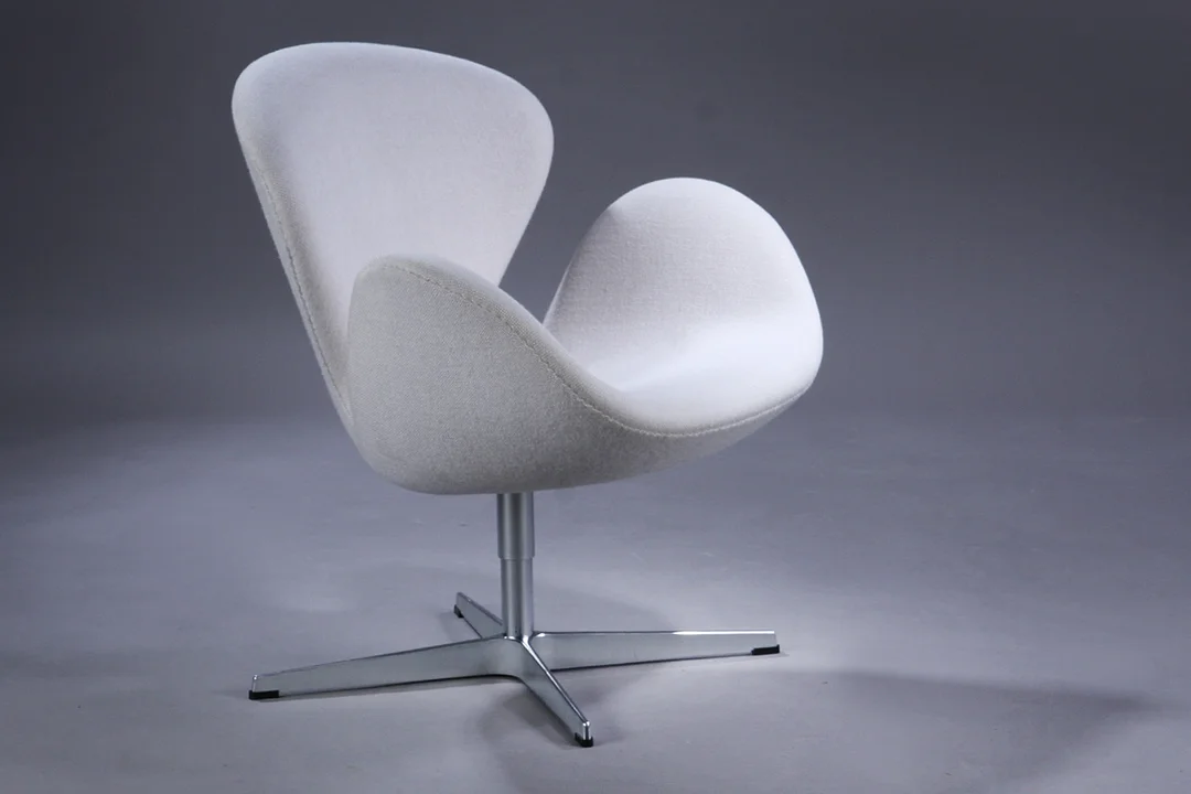 Arne Jacobsen. The Swan. Lounge chair, model 3320, 'Brown Label' 2011, tan-coloured ‘Hallingdal uld'. — Furniture/Lounge chairs — Lauritz