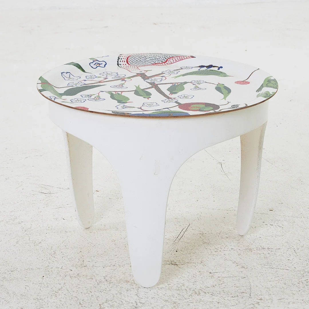 MARGOT BAROLO & MÄRTA FRIMAN. Brickbord, Firma Svenskt Tenn, underrede i vitplast, bricka i Josef Franks "Gröna Fåglar". — Tables — Stockholms Auktionsverk Magasin 5