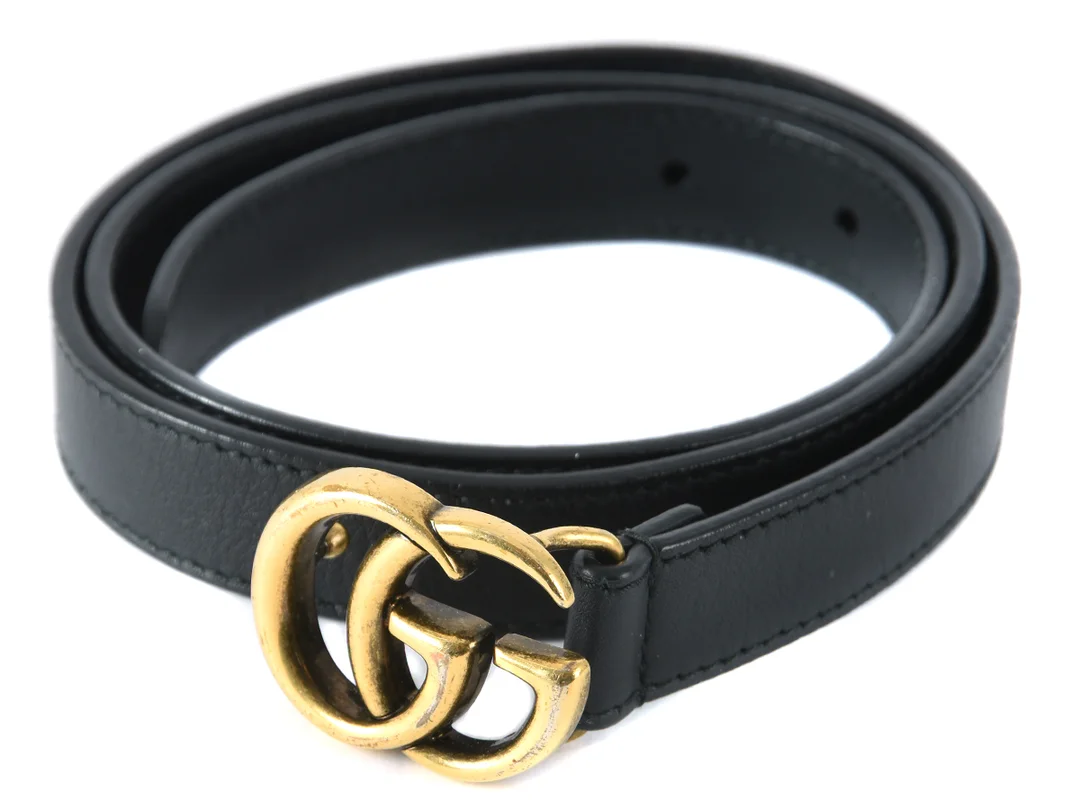 BÄLTE, GUCCI, Logo, gold, svart läder, längd 75cm, bredd 2cm, dustbag. — Accessoarer/Bälten — Kaplans