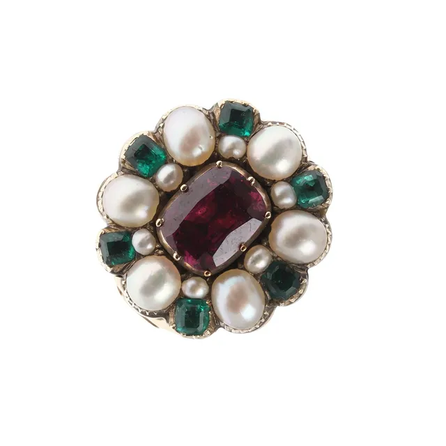 A GEORGIAN GOLD AND GEM SET CLUSTER RING.