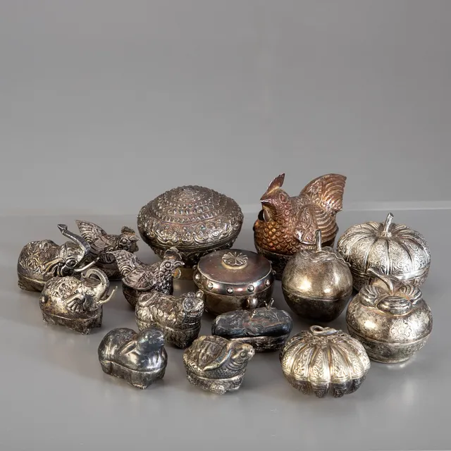 15xDeckeldosen. Silber und versilbertes Metall. Kambodscha und China. 1. Hälfte 20. Jh.