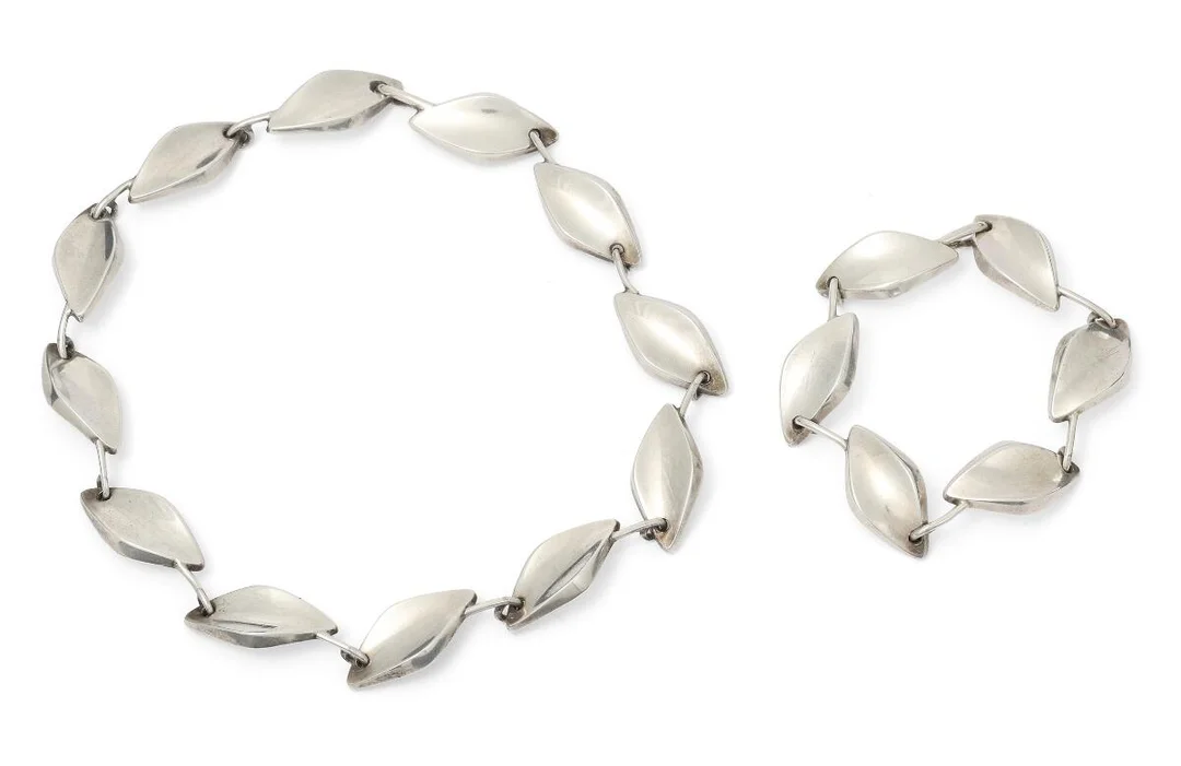 A jewellery set in sterling silver comprising of a necklace and bracelet. Weightin total app. 104 g. W. 15 mm. L. 36 and 19 cm. (2) — Jewellery/Bracelets — Bruun Rasmussen