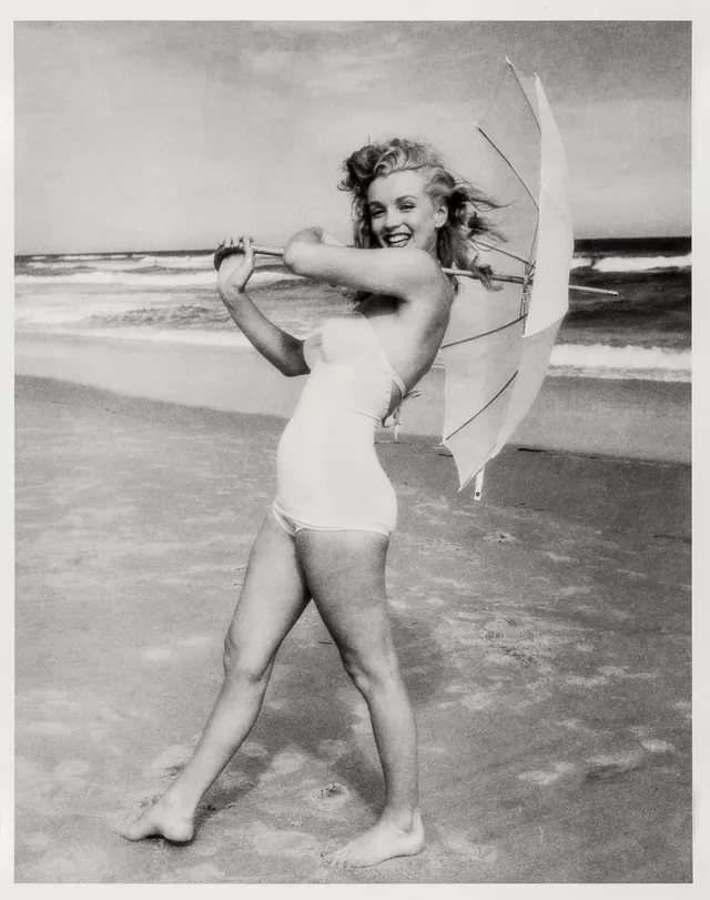 Dienes, Andre de — Marilyn Monroe i badedrakt og parasoll på stranden
