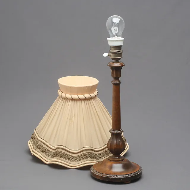 BORDSLAMPA, trä, 1900-talets första hälft.