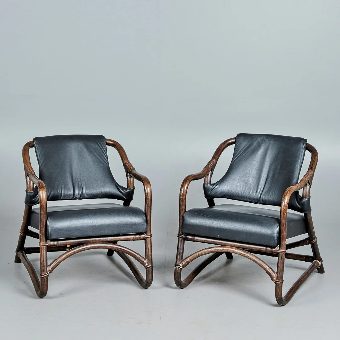 Zwei Sessel / Lounge Chairs, Bambus, Leder, 1970er Jahre (2). — Armchairs & Chairs — Stockholms Auktionsverk Köln