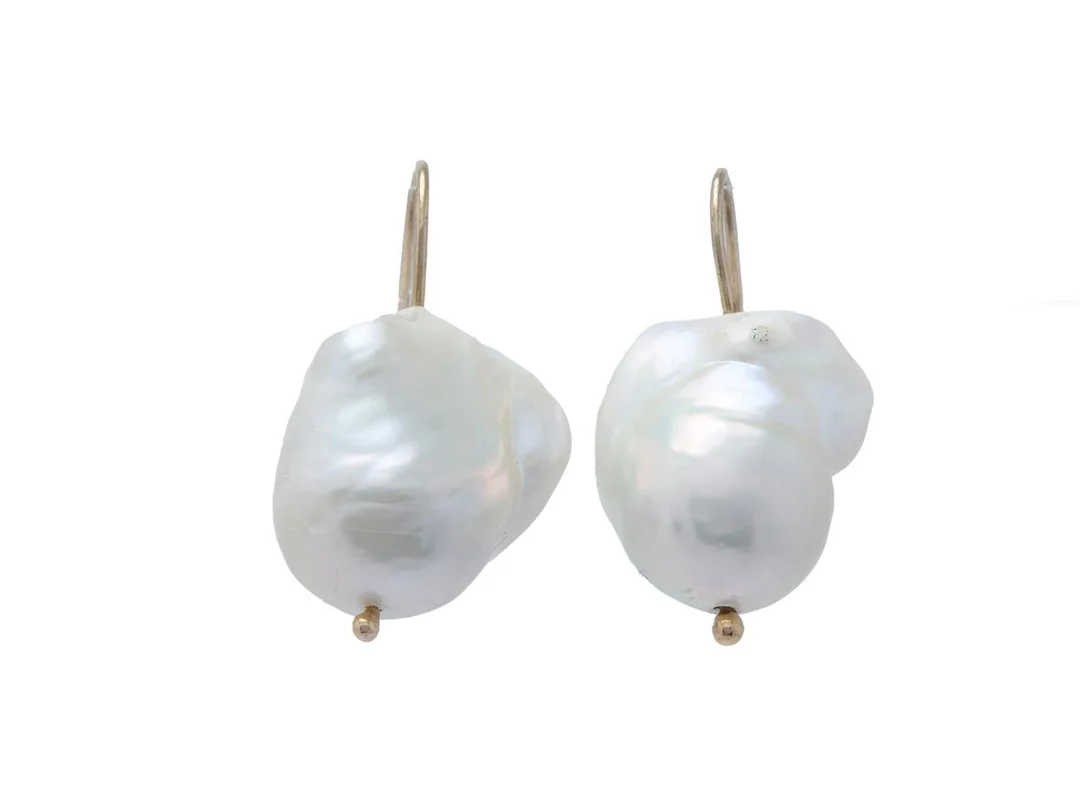 PÄRLÖRHÄNGEN, barocka odlade sötvattenspärlor ca 21 x 18 mm, krokar i 9K guld, vikt 13,5 g. — Smycken/Pärlörhängen — Kaplans