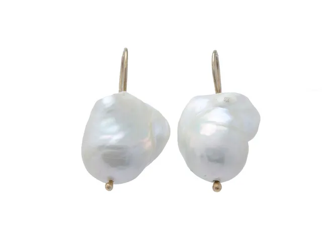 PÄRLÖRHÄNGEN, barocka odlade sötvattenspärlor ca 21 x 18 mm, krokar i 9K guld, vikt 13,5 g.
