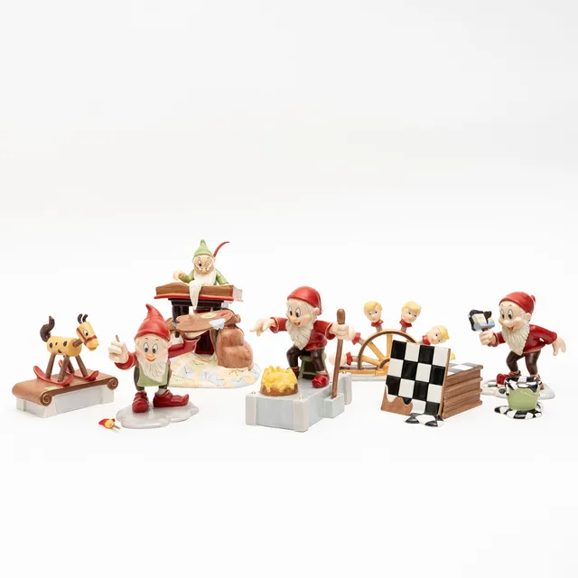STEFAN LINDAHL. Figuriner, 9 st, Tomtens julverkstad, Disney, porslin, Fyrklövern, 2000-tal.