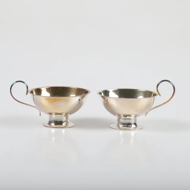 PUNSCHMUGGAR, 12 stycken, silver med förgyllr och hamrad dekor, GAB, 1966-1975.