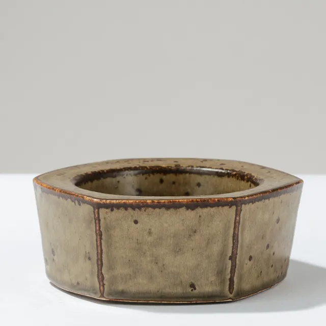 LISA ENGQUIST (1914-1989). Sekskantet skål af glaseret stentøj, modelnr. 5805, Bing & Grøndahl (B&G), Danmark, 1960'erne.