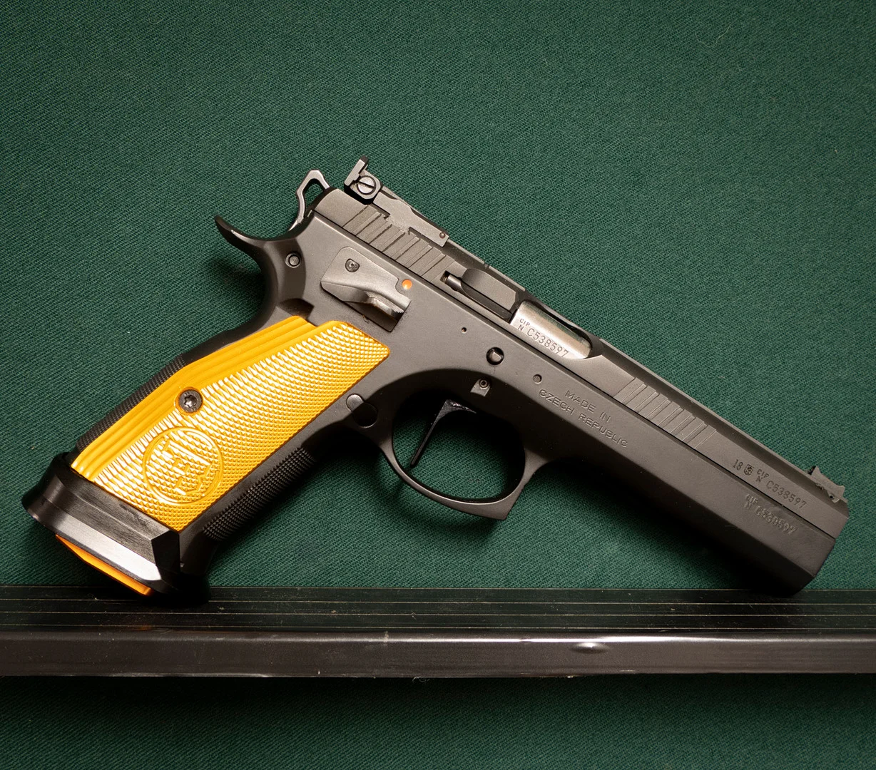 CZ, modell CZ 75 Tactical Sport 2 orange, kaliber 9x19 mm, tillv.nr C538597, se-nr SE2943810. — Pistols — Mauritz Widforss
