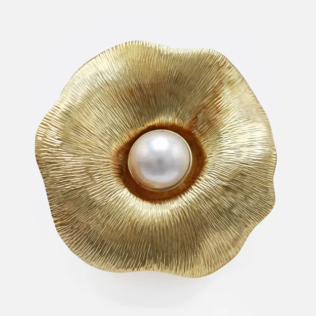 AN 18CT GOLD FLOWERHEAD BROOCH.