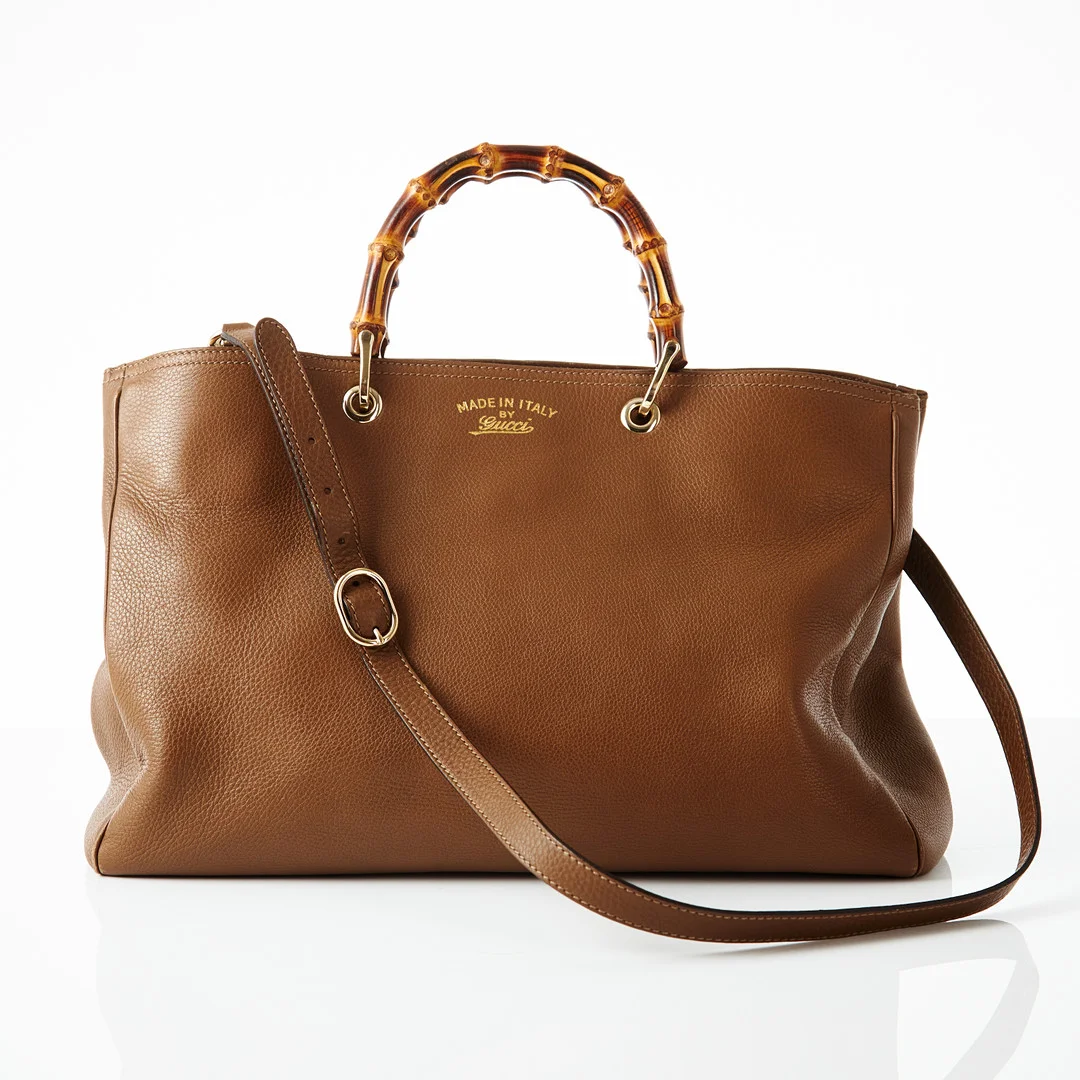 GUCCI, "Bamboo Shopper", väska, med avtagbar axelrem, inköpt på Vestaire Collective, brunt läder, top handle-handtag i bambu, fodrad i linne, 4 innerfack varav ett tvådelat, ett med tryckknapp och 2 blixtlåsförsedda. — Vintage & Designer Fashion — Stockholms Auktionsverk Magasin 5