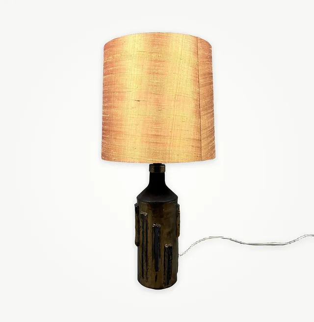 BO BORGSTRÖM. BORDSLAMPA, bronsglaserat stengods, dekor i relief, signerad, 1960/70-tal.