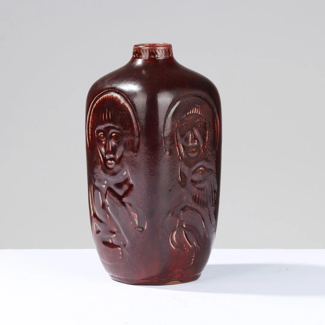 JAIS NIELSEN. Vase af glaseret stentøj med relief af "De 4 Evangelister", Royal Copenhagen, 2376, Danmark. — European — Palsgaard Kunstauktioner
