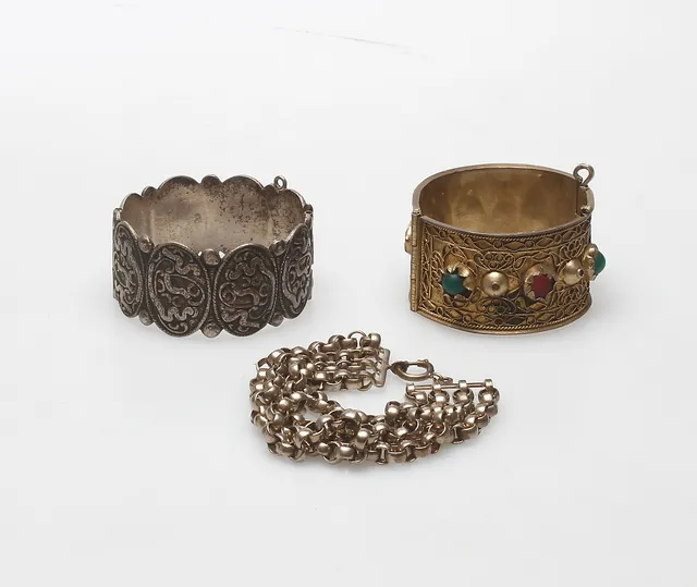 ARMBAND, 3 st, bl.a. silver.