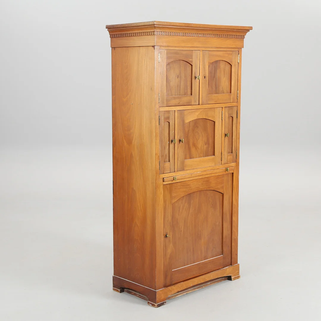 DANSK SNEDKERMESTER. Skab af mahogni, 1900-tallets første fjerdedel. — Cupboards, Cabinets & Shelves — Bidstrup Auktioner