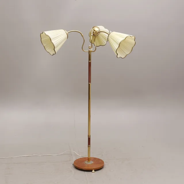 GOLVLAMPA, metall och trä, Eskilstuna Elektrofabrik, omkring 1900-talets mitt.