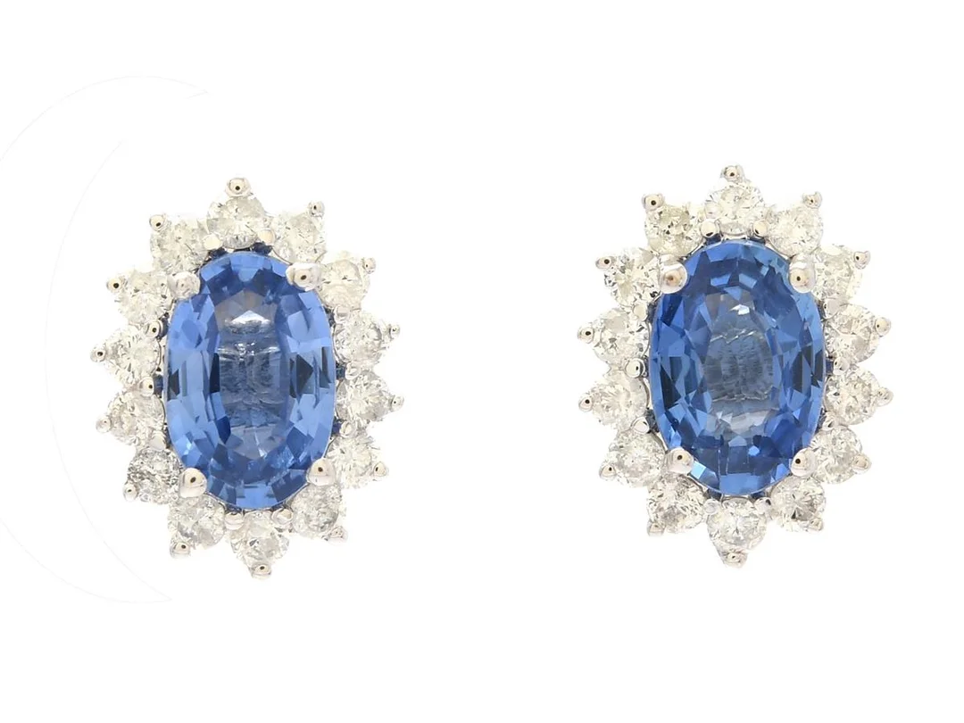 ÖRHÄNGEN, 18K vitguld, 2 ovalslipade blå safirer ca 1,50 ctv, 28 briljantslipade diamanter ca 0,32 ctv, ca TW-Cr/P, höjd 9 mm, stift, vikt 1,5 g. — Smycken/Örhängen — Kaplans