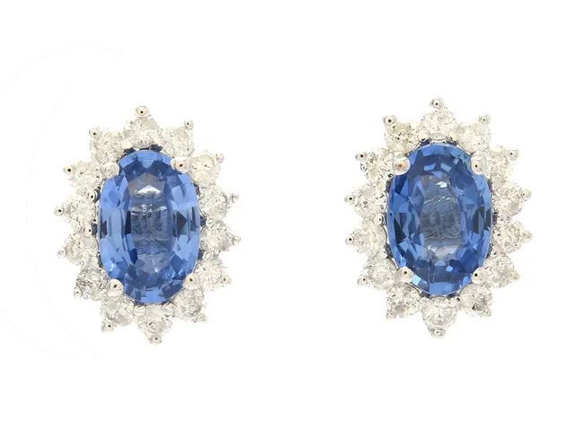 ÖRHÄNGEN, 18K vitguld, 2 ovalslipade blå safirer ca 1,50 ctv, 28 briljantslipade diamanter ca 0,32 ctv, ca TW-Cr/P, höjd 9 mm, stift, vikt 1,5 g.