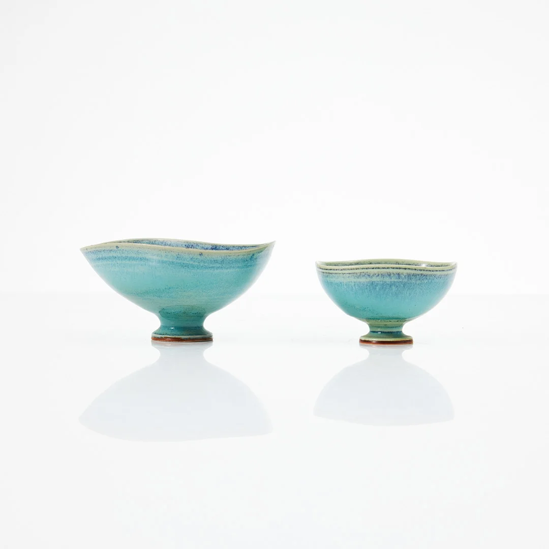 BERNDT FRIBERG. skålar, 2 st, Gustavsbergs Studio, stengods, märkta Friberg årsbokstav O (1973) Gustavsbergs Studiohand. — European — Stockholms Auktionsverk Magasin 5