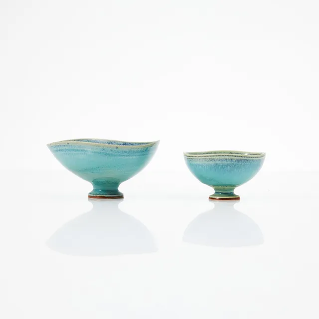 BERNDT FRIBERG. skålar, 2 st, Gustavsbergs Studio, stengods, märkta Friberg årsbokstav O (1973) Gustavsbergs Studiohand.