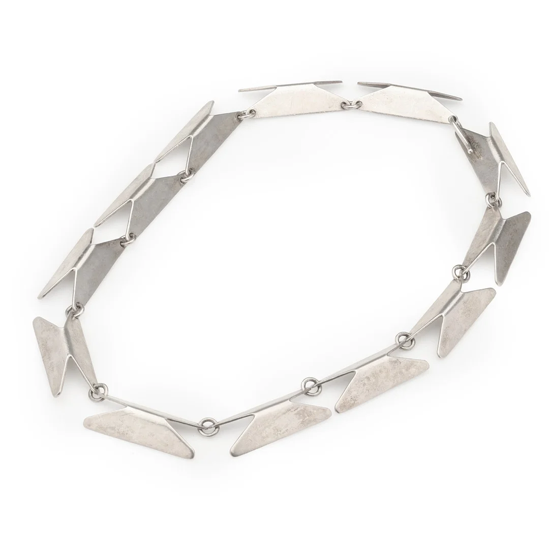 BENT KNUDSEN ( 1924 - 1997). Halskæde af sterling sølv. — Necklace — Palsgaard Kunstauktioner