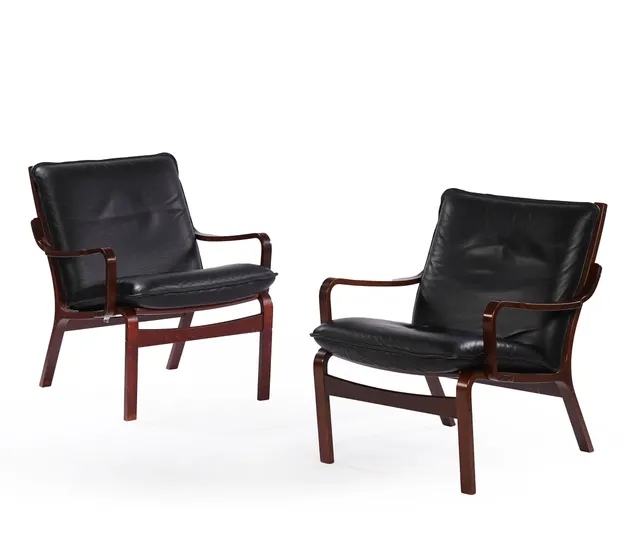 Skippers Furniture. A pair of leather armchairs (2)