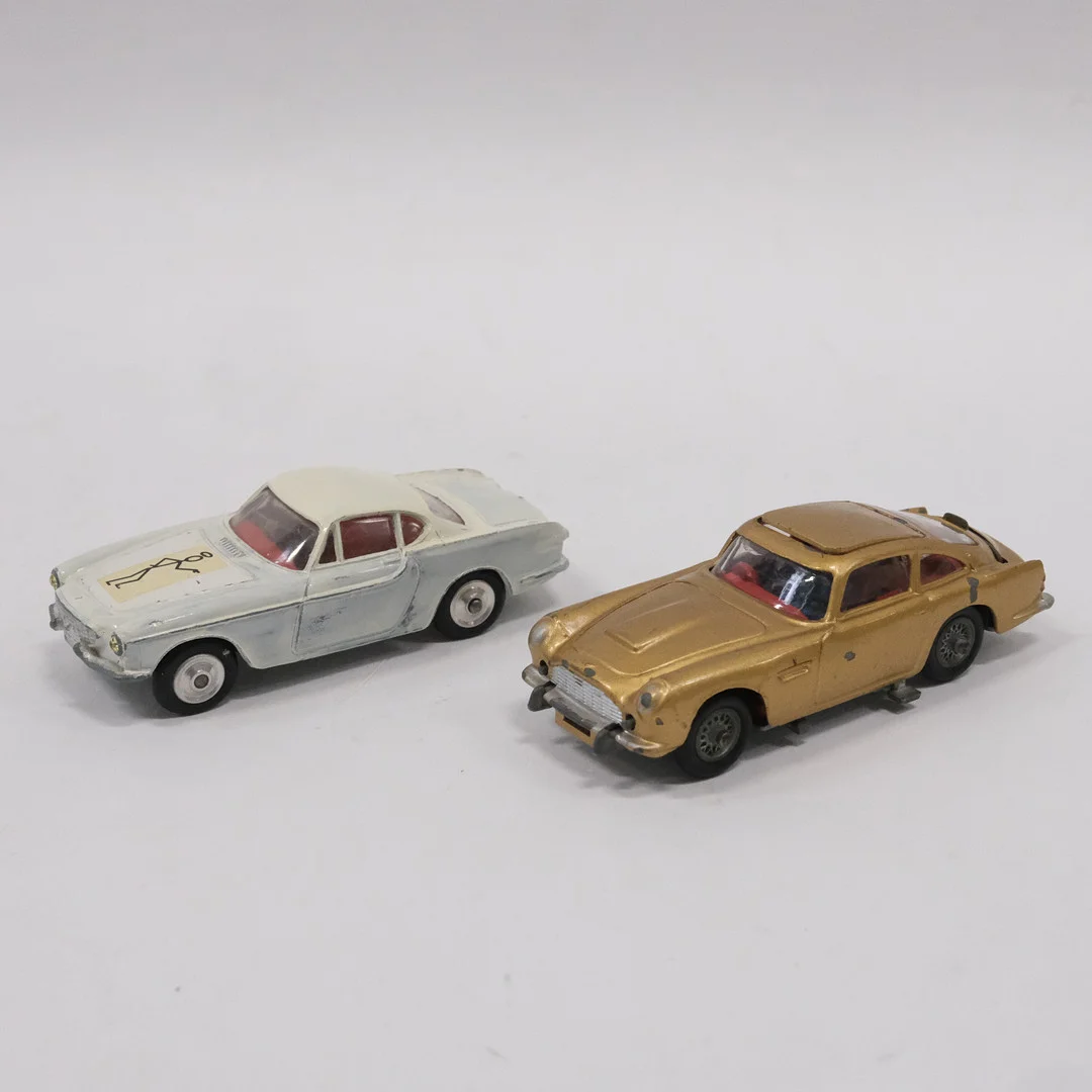 TVÅ LEKSAKSBILAR, HELGONET OCH JAMES BOND. — Model cars — Björnssons Auktionskammare