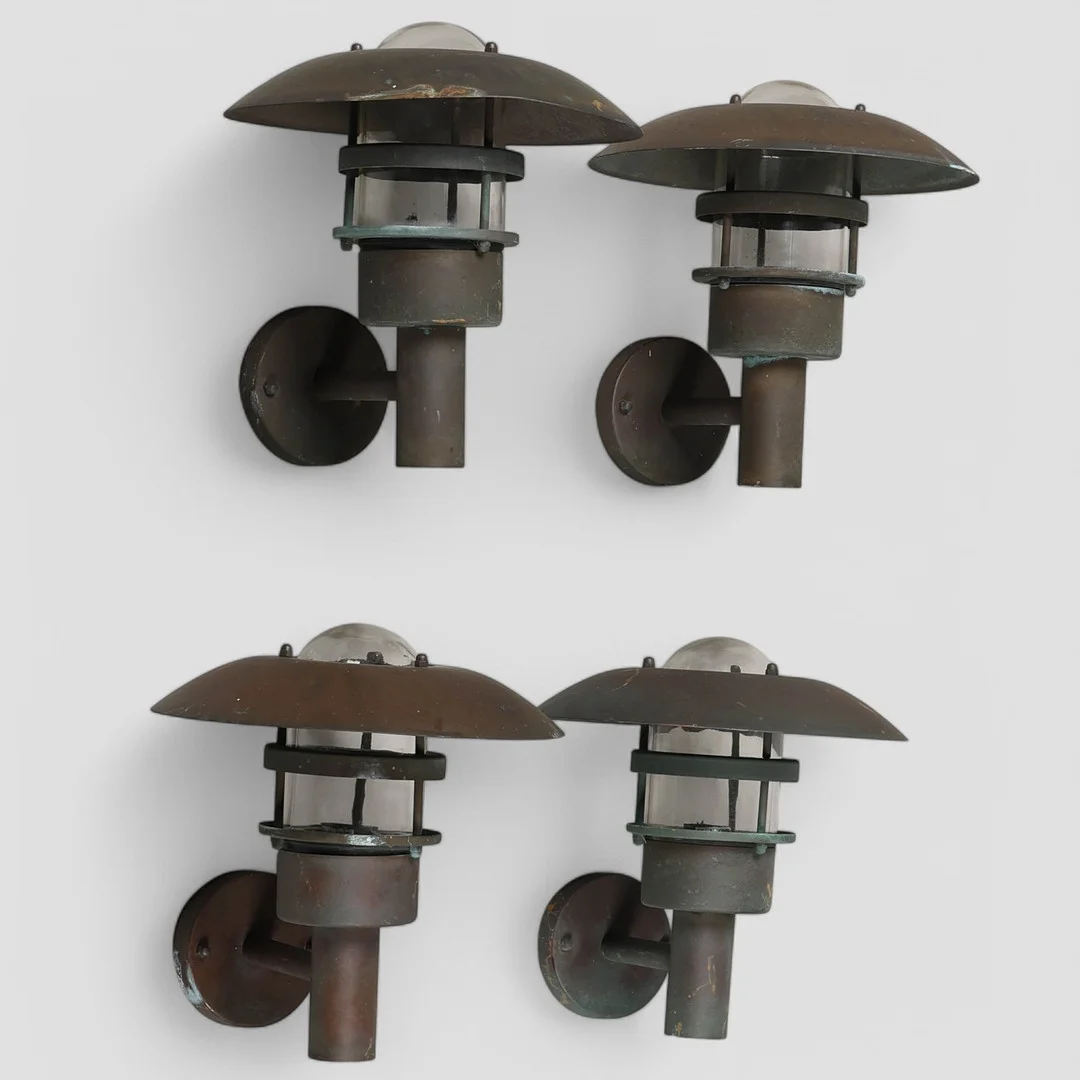DANSK DESIGN. Sæt på fire udendørs væglamper af patineret kobber. Indvendig skærm af klart glas. (4). — Wall Lights — Palsgaard Kunstauktioner