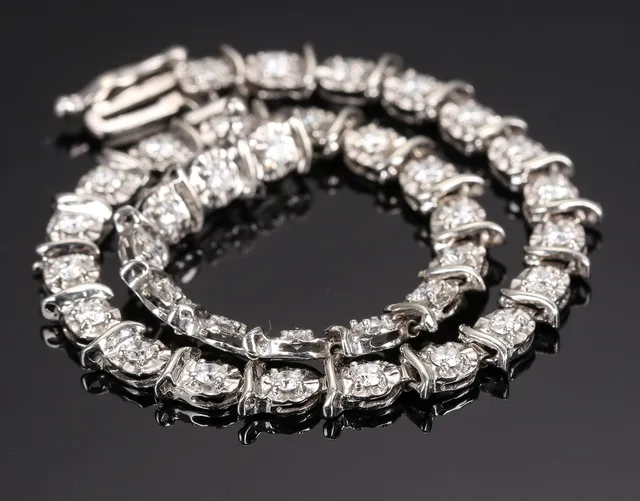 Diamonds By Frisenholm. Armlænke med brillanter af 9 kt hvidguld, ca 1.05 ct.