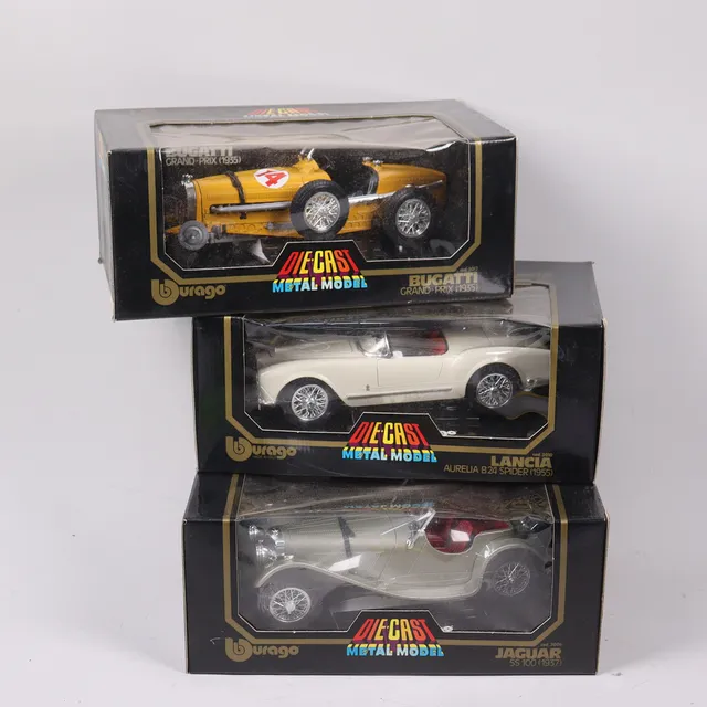 MODELLBILAR, Bburago, 1935 Bugatti Grand-Prix, 1955 Lancia Aurelia B24 Spider samt 1937 Jaguar SS100, skala 1:18, 3 st.