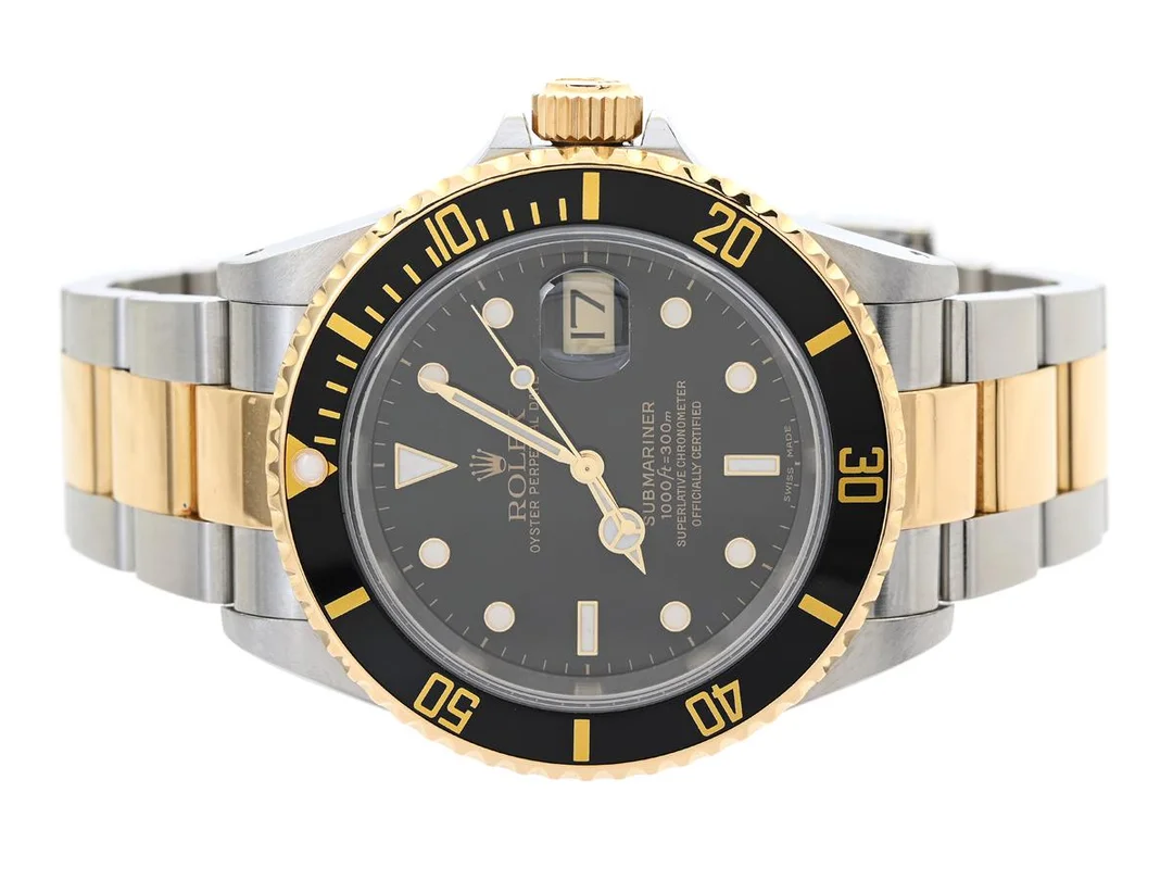 ROLEX, Oyster Perpetual Date, Submariner (1000ft = 300 m), Chronometer, Ref nr. 16613, Serie nr. P680694, Cal 3135, Verk nr. 3 8833524, Boett nr. 2160, herrur, 40 mm, stål/guld, automatisk, safirglas, datum, utbytt insert ("Slim Four"), Fliplocklänk, viklås, Ref nr. 93253-DE4/701, cert, maj 2001, box, ytterkartong. — Klockor/Rolex — Kaplans