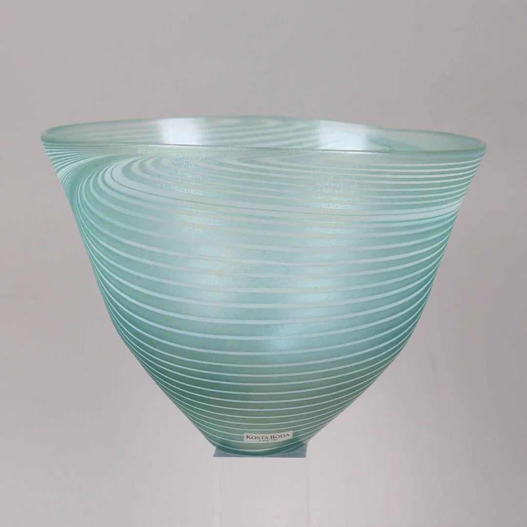 BERTIL VALLIEN. “Minos”, skål i glas, Kosta Boda, Artist Collection. — Art glass — Markus Auktioner