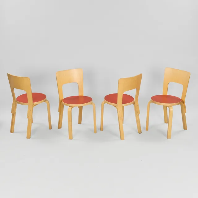 ALVAR AALTO. Et sæt på fire stole med stel af birk, sæde med rød laminat, Artek, model 66, Finland, formgivet 1935 (4).