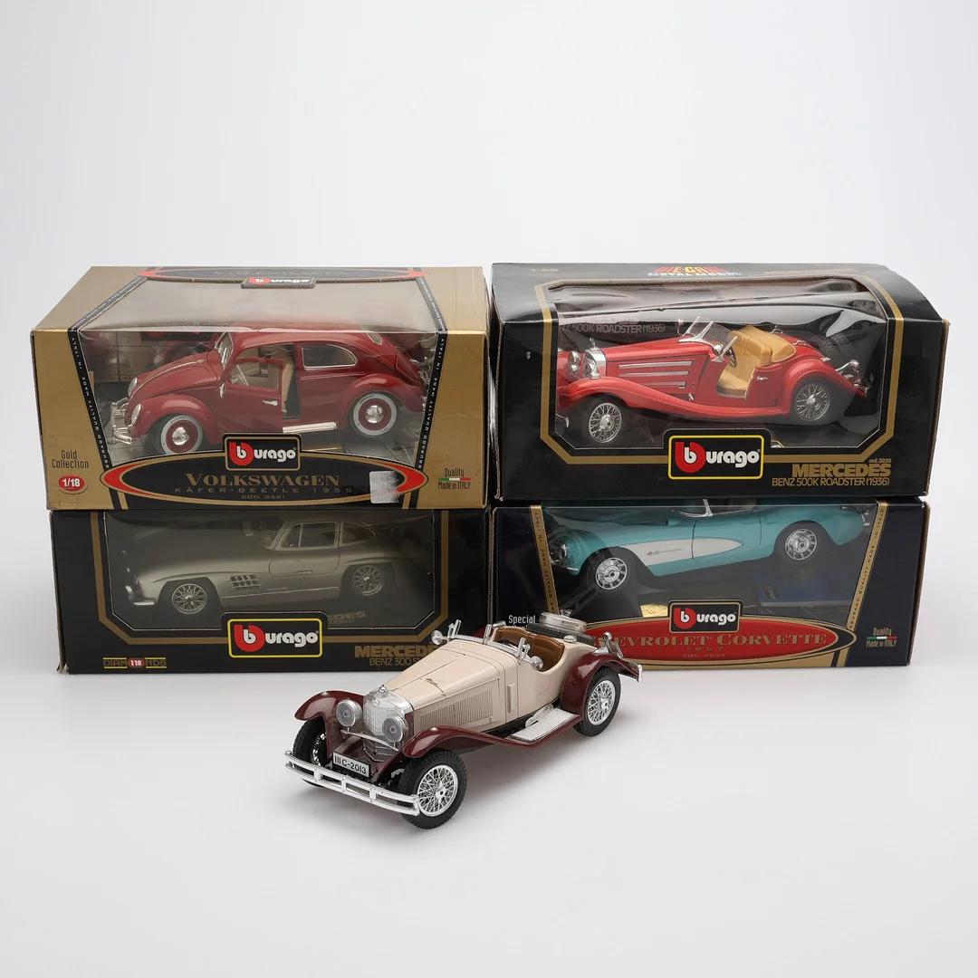 MODELLBILAR, 4+1, BURAGO, ITALIEN, SKALA 1:18. — Model cars — Crafoord Auktioner Lund