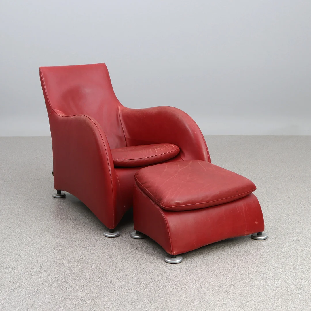GERARD VAN DEN BERG. FÅTÖLJ MED FOTPALL. Rött skinn, fötter i aluminium. "Loge", Montis. Samtida tillverkning. — Armchairs & Chairs — Skånes Auktionsverk