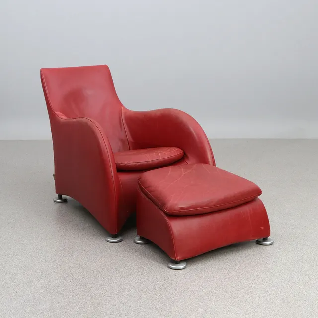 GERARD VAN DEN BERG. FÅTÖLJ MED FOTPALL. Rött skinn, fötter i aluminium. "Loge", Montis. Samtida tillverkning.